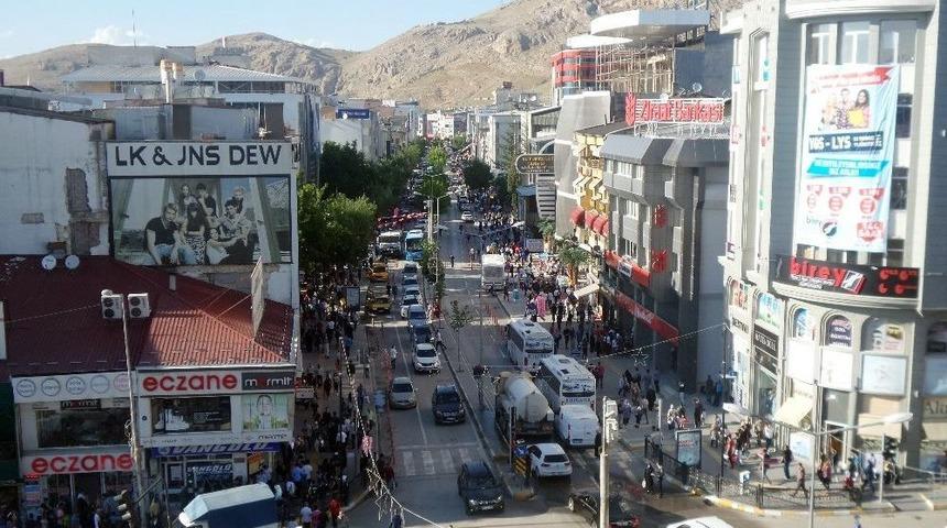 Cumhuriyet Caddesi Toplu Taşıma Ara&ccedil;larına Kapatıldı