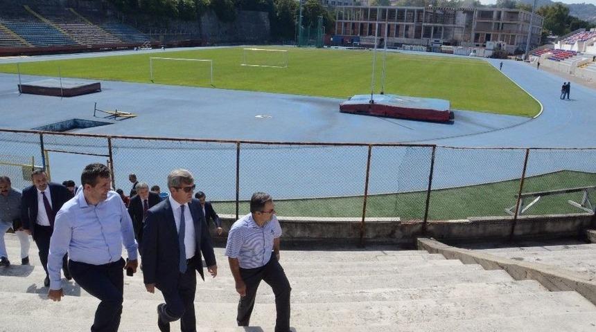 Vali &Ccedil;ınar Ve Beraberindeki Heyet Stadı İnceledi