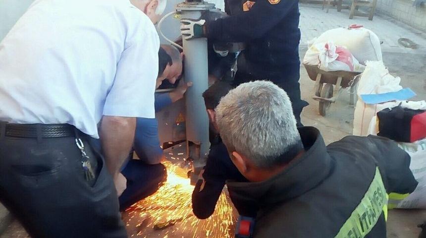 Yem Makinesine Kolunu Kaptıran İş&ccedil;iyi İtfaiye Kurtardı