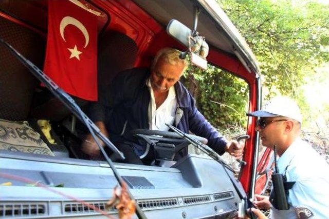 Kaza Yapan Sürücü, 'alkollü Müydün?' Diye Soran Polise 'hacca Gidip Geliyorum' Dedi