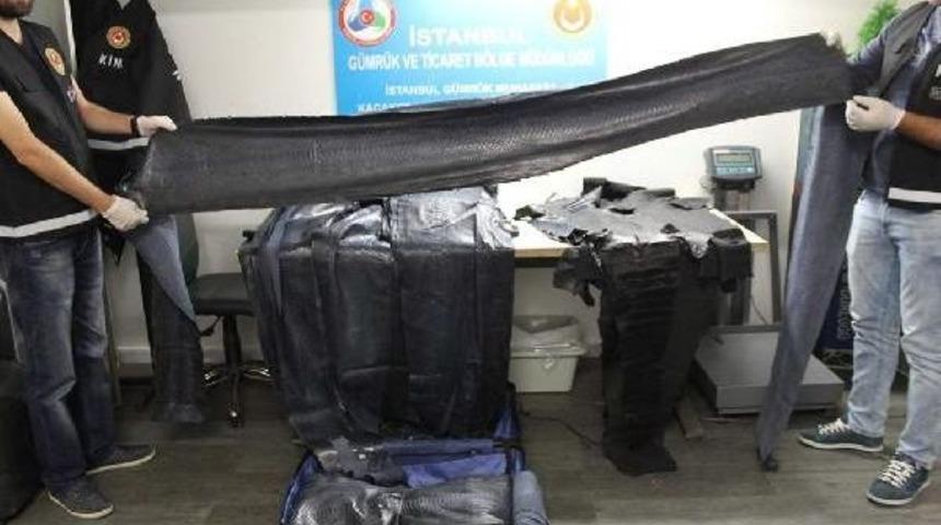 Atat&uuml;rk Havalimanı'nda Yılan Ve Timsah Derisi Yakalandı