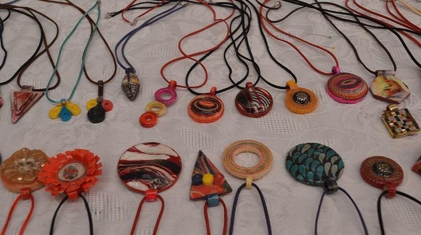 &Ccedil;&ouml;pe Gidecek Kağıt Par&ccedil;alarını Takıya D&ouml;n&uuml;şt&uuml;r&uuml;yor