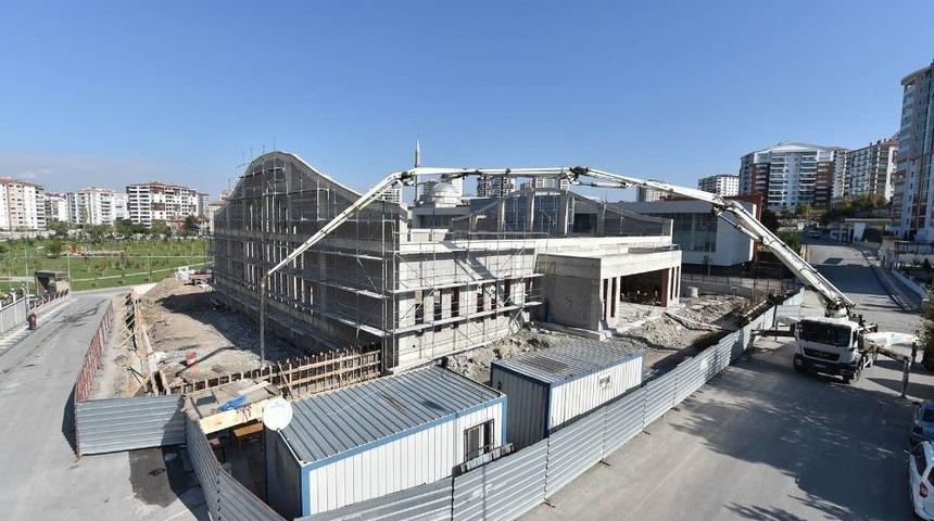 Buz Pateni Sarayı Hızla Y&uuml;kseliyor