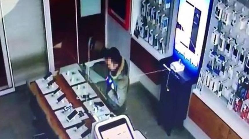 Telefon Mağazasından 22 Saniye S&uuml;ren Hırsızlık Kamerada