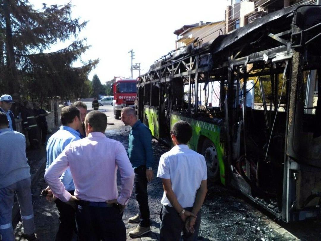 Yolcu Otob&uuml;s&uuml; Alev Alev Yandı