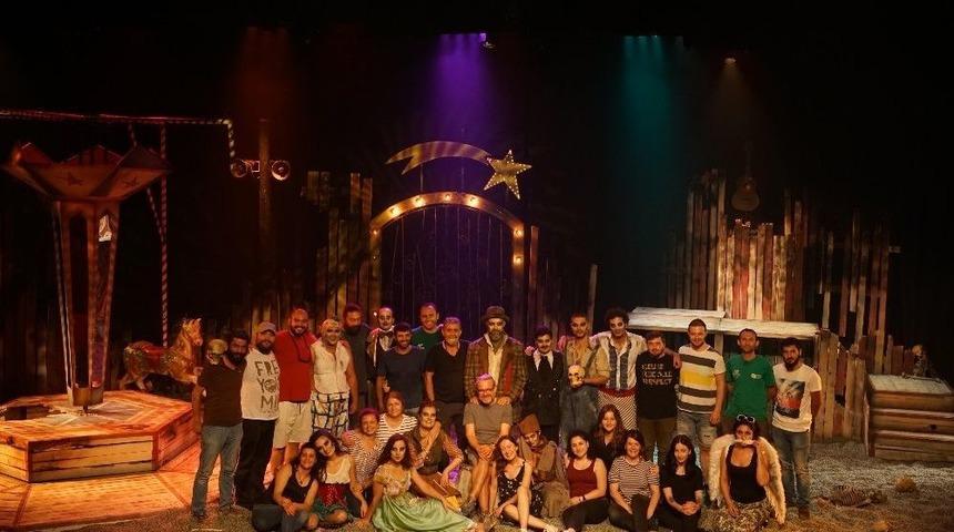 Aşt, D&uuml;nya Sahnelerine &Ccedil;ıkıyor