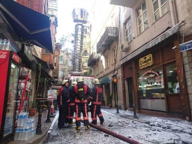 Beyoğlu'nda 6 Katlı Binada Yangın (2)