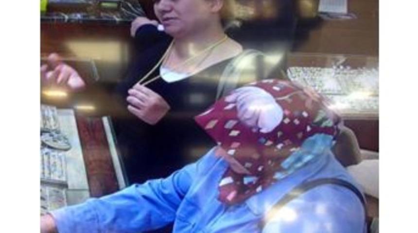 Kuyumcuda Deneme Ama&ccedil;lı Boynuna Taktığı Altın Kolyeyi &Ccedil;aldı