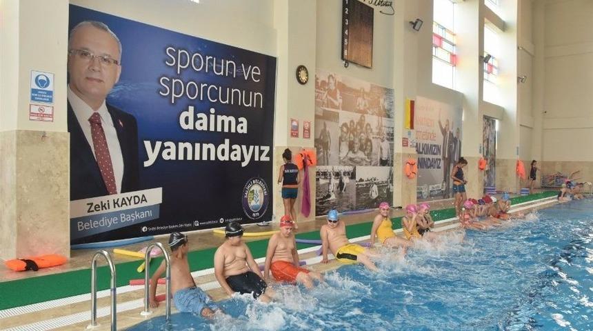 Salihli&rsquo;de Yaz-kış Y&uuml;zme &Ouml;ğretiliyor
