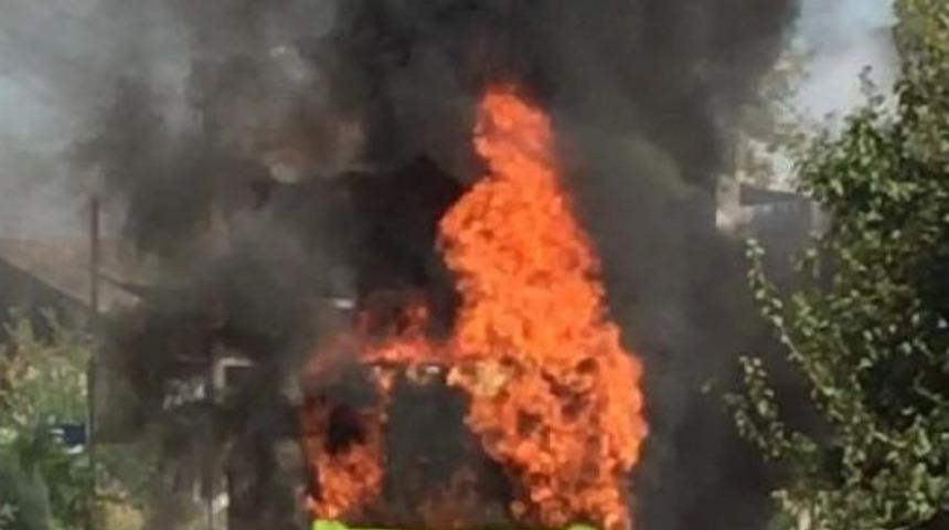 İzmit'te Doğalgazlı Otob&uuml;s Alev Alev Yandı