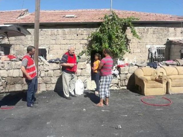 Bayram Günü Çöpte Yiyecek Arayan Kadına Kızılay’Dan Da Yardım Geldi