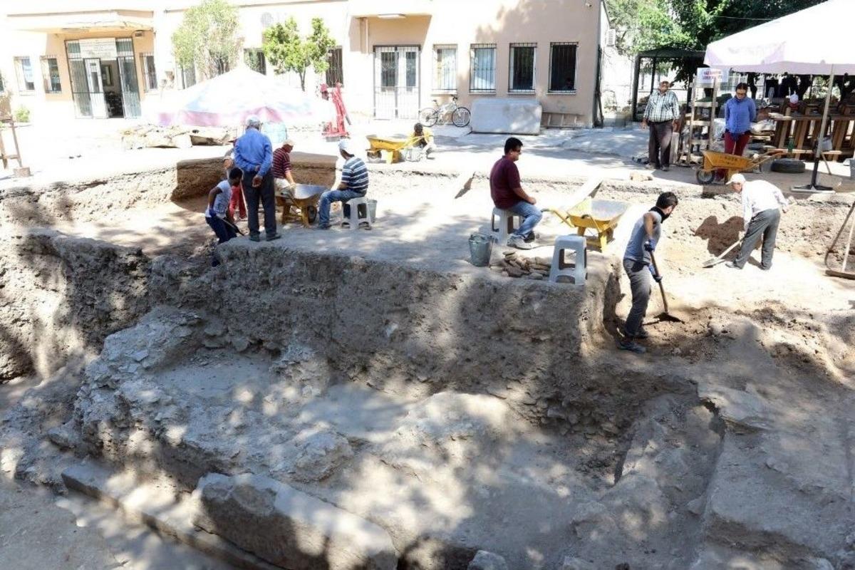 Akhisar&rsquo;da Bulunan Roma D&ouml;nemine Ait Tapınağın Altından Tarih Fışkırıyor