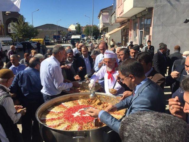 Sincik İlçe Protokolü Aşure Dağıttı