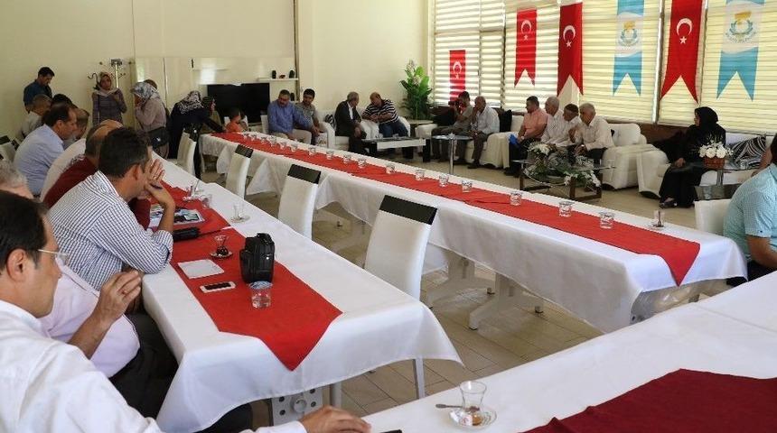 Demirkol, Halk G&uuml;n&uuml;nde Vatandaşları Dinledi