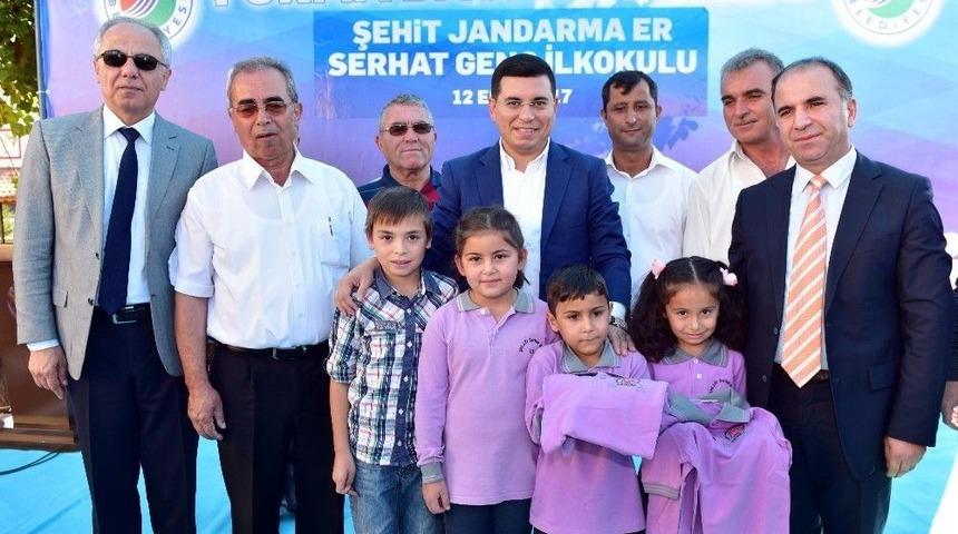 Tütüncü, Öğrencilere Forma Dağıttı