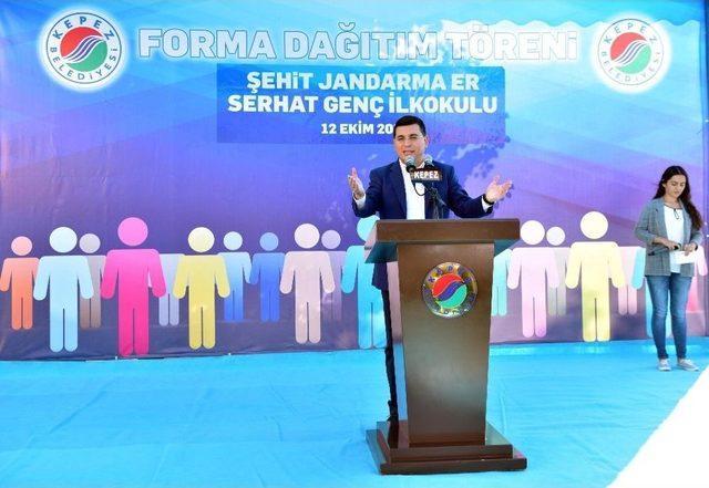 Tütüncü, Öğrencilere Forma Dağıttı