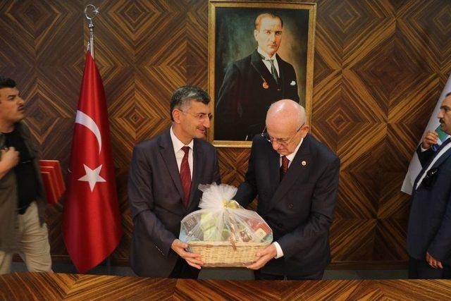 Bayramı Memleketinde Ge&ccedil;iren Tbmm Başkanı Kahraman Rize&rsquo;den Ayrıldı 2