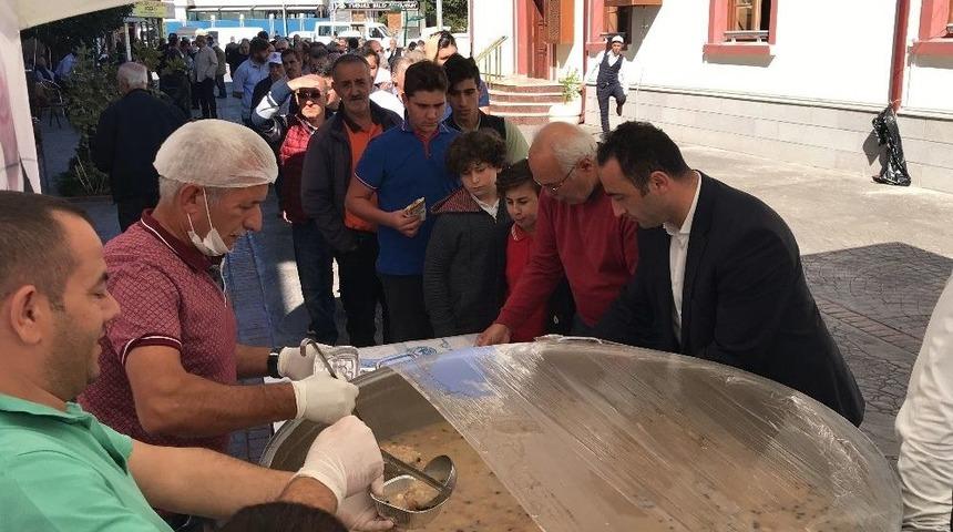 Başkan Yemenici Aşure Dağıttı