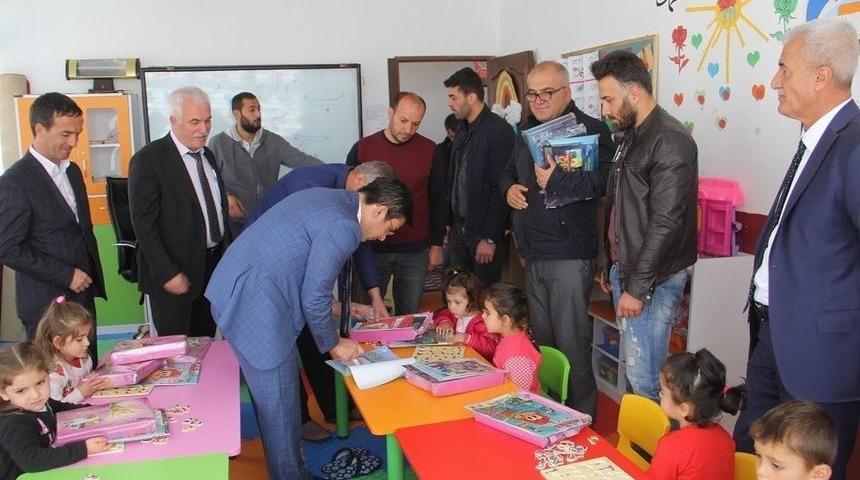 Kaymakam &Ouml;zt&uuml;rk&rsquo;ten Minik &Ouml;ğrencilere Hediye