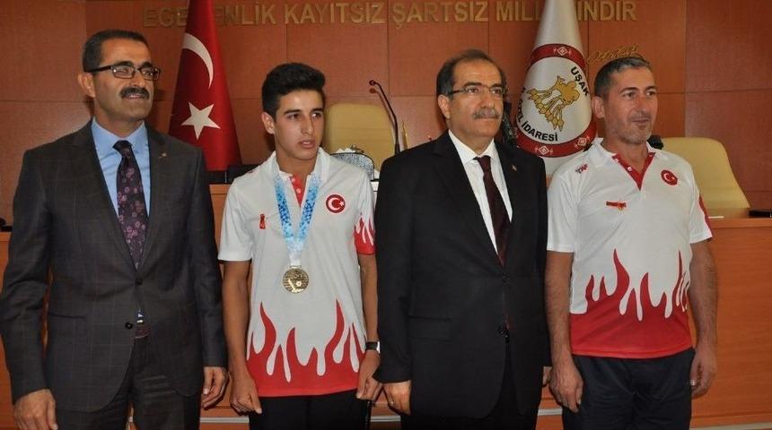 Vali Demir&rsquo;den Uşaklı Avrupa Şampiyonu Mehmet &Ccedil;elik&rsquo;e &Ouml;d&uuml;l