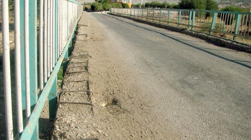 Tehlike Sa&ccedil;an K&ouml;pr&uuml; Yenilenmeyi Bekliyor