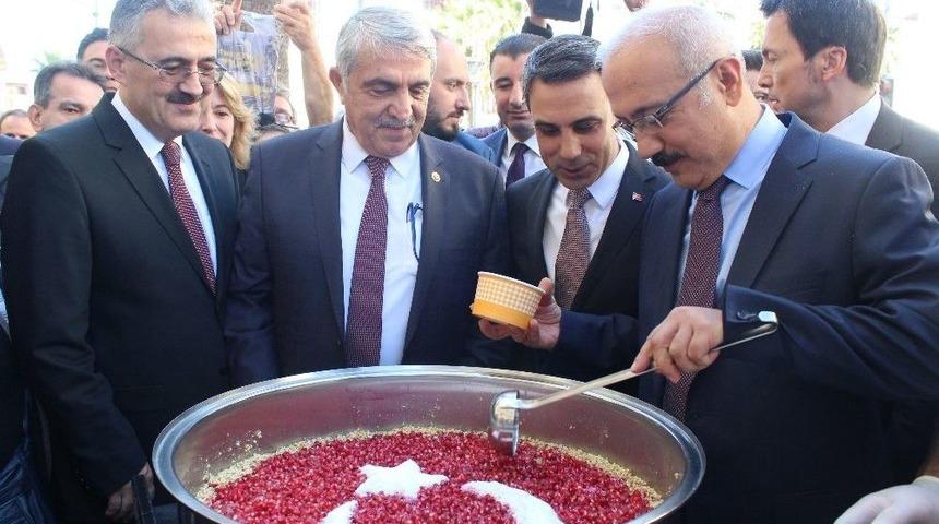 Bakan Elvan Aşure Dağıttı