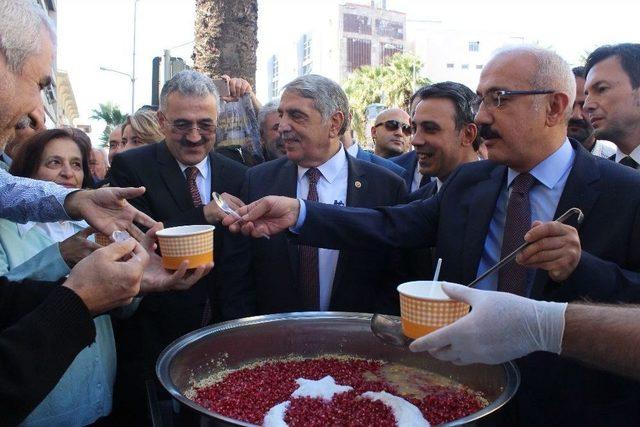 Bakan Elvan Aşure Dağıttı