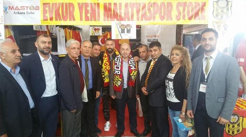 Gevrek, Mast&ouml;b Y&ouml;netimine Evkur Yeni Malatyaspor Stadında Plaket Verdi