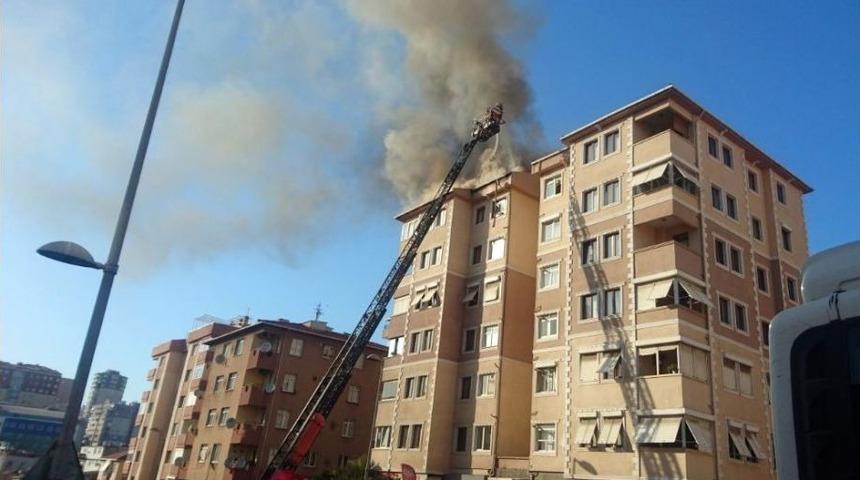 Ataşehir&rsquo;de 7 Katlı Binanın &Ccedil;atısı Alev Alev Yandı
