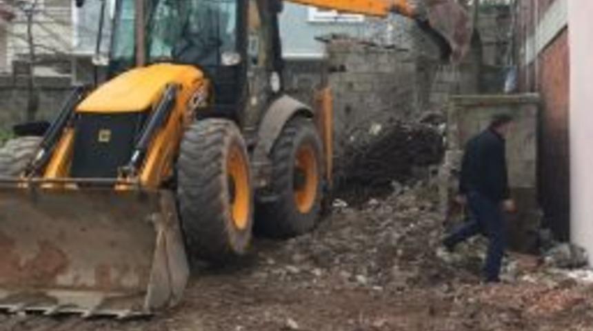 K&ouml;rfez&rsquo;de Metruk Binalar Yıkılıyor