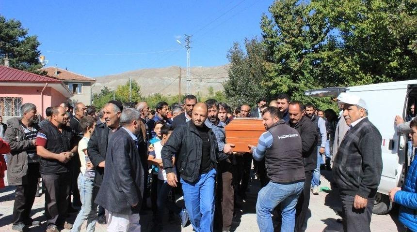 Fransa’daki Yangında Ölen Nihal Ertunç, Erzincan’da Defnedildi