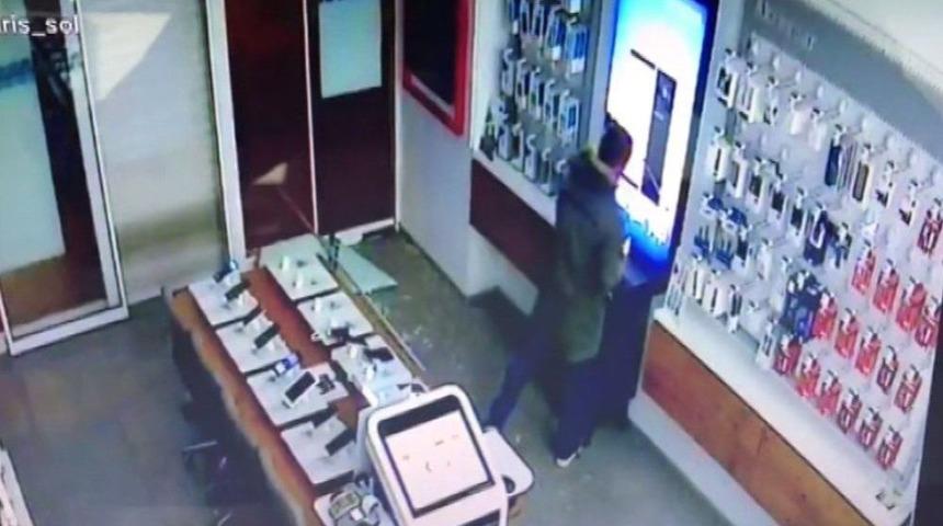 Hırsız 22 Saniyede İş Yerine 30 Bin Tl&rsquo;lik Telefon &Ccedil;aldı