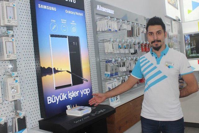 Hırsız 22 Saniyede İş Yerine 30 Bin Tl’lik Telefon Çaldı