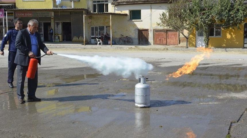 Denizli’de İtfaiye’den Muhtarlara Yangın Eğitimi