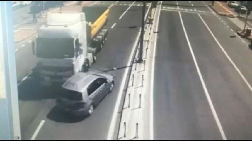 Tır Otomobile &Ccedil;arptı: 1 Yaralı