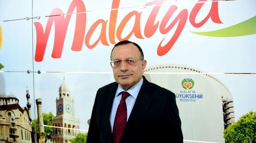 Malatya Eski Valisi Ulvi Saran Malatya Tanıtım G&uuml;nleri&rsquo;ni Ziyaret Etti