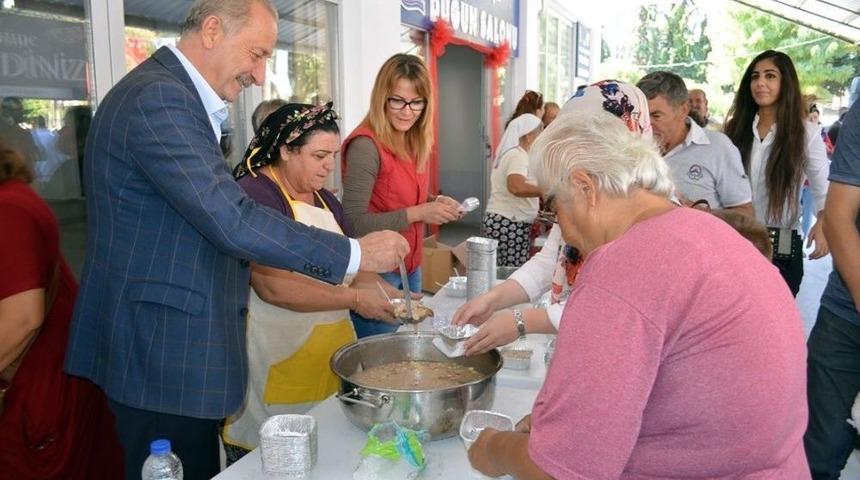 Didim Belediyesinin Geleneksel Aşure Hayrına Yoğun İlgi