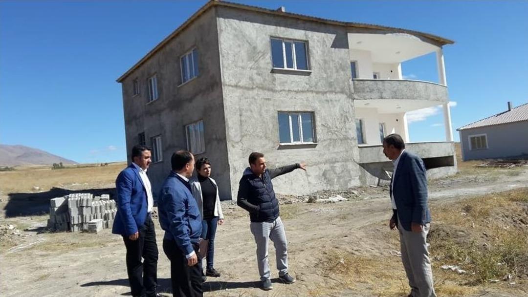 Bitlis Afad M&uuml;d&uuml;r&uuml; Balkan, Eyy Modeli İle Yapımı Devam Eden Afet Konutlarında İncelemelerde Bulundu