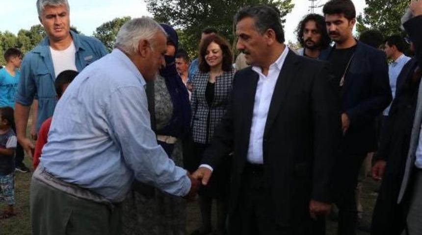 Fındık Iş&ccedil;ileri Ile G&ouml;r&uuml;şen Vali Kaymak: Belli &Ccedil;evreler De K&uuml;rt T&uuml;rk Kavgası &Ccedil;ıkarmaya &Ccedil;alışıyorlar