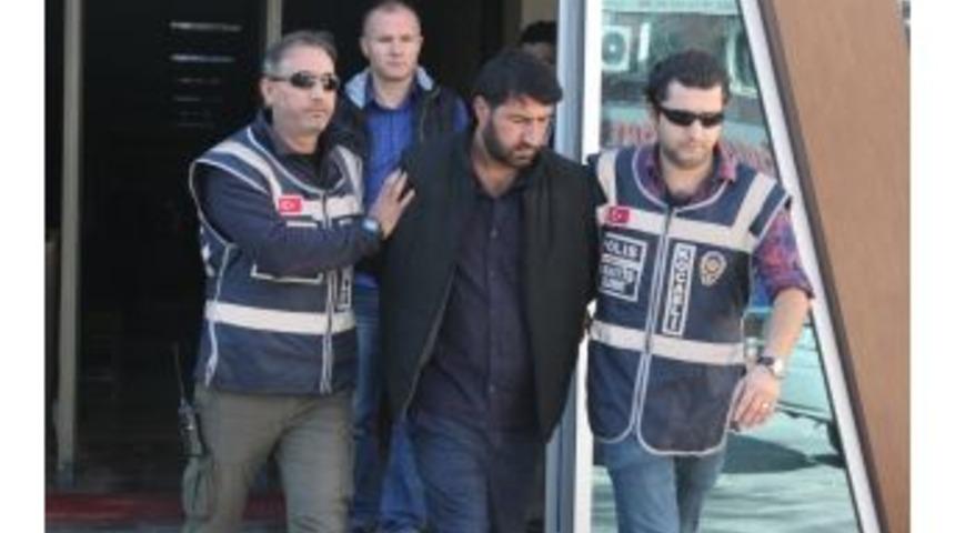 Kendisini Polis Ve Savcı Olarak Tanıtan Dolandırıcı Yakalandı