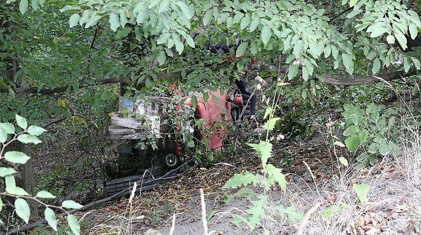 &Ccedil;ocukların Kullandığı Trakt&ouml;r Devrildi: 1 &Ouml;l&uuml;, 1 Yaralı