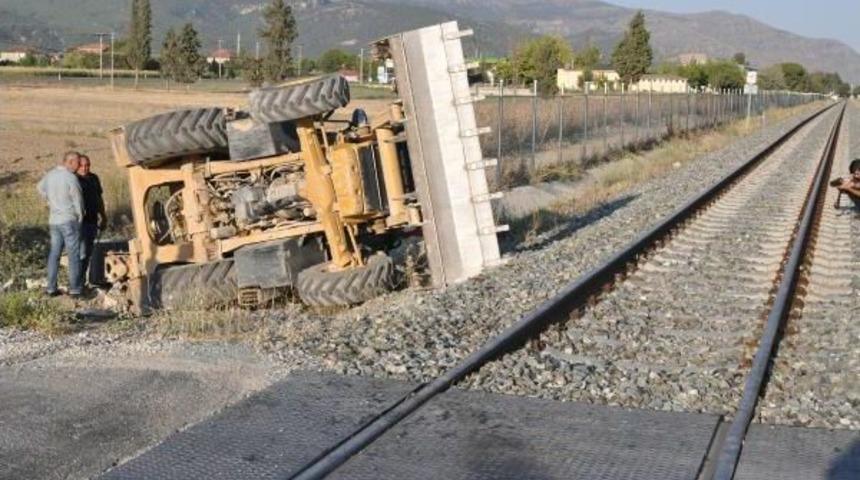 Yolcu Treni Iş Makinesine &Ccedil;arptı; 1 Yaralı