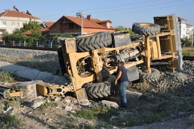 Yolcu Treni Iş Makinesine Çarptı; 1 Yaralı