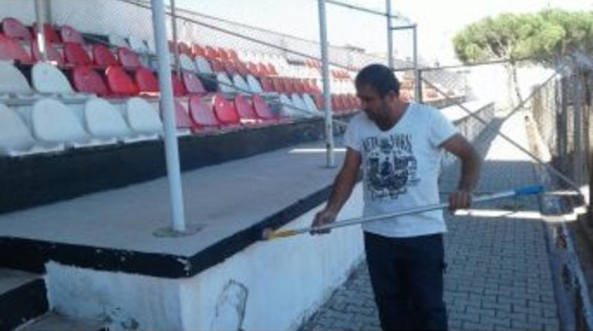 Burhaniye&rsquo;de 8 Eyl&uuml;l Stadı Bakıma Alındı