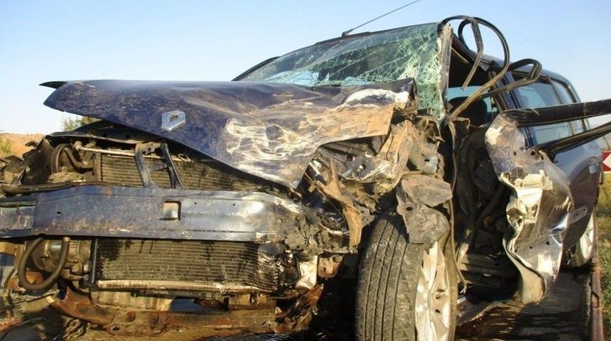 Kamyonetle Otomobil &Ccedil;arpıştı: 3 Yaralı