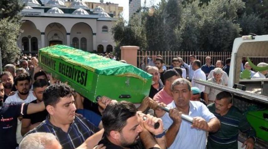 Aliağa'da Rafinerideki Patlamada &Ouml;len Iş&ccedil;i Toprağa Verildi