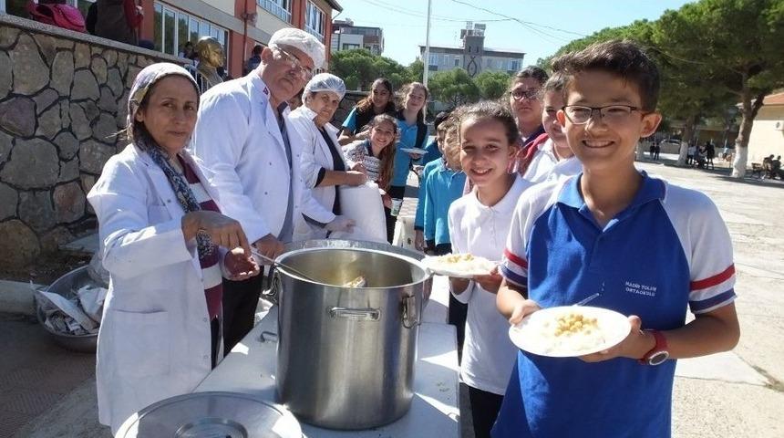Yaptırdığı Okul &Ouml;ğrencilerine Pilav Dağıttılar