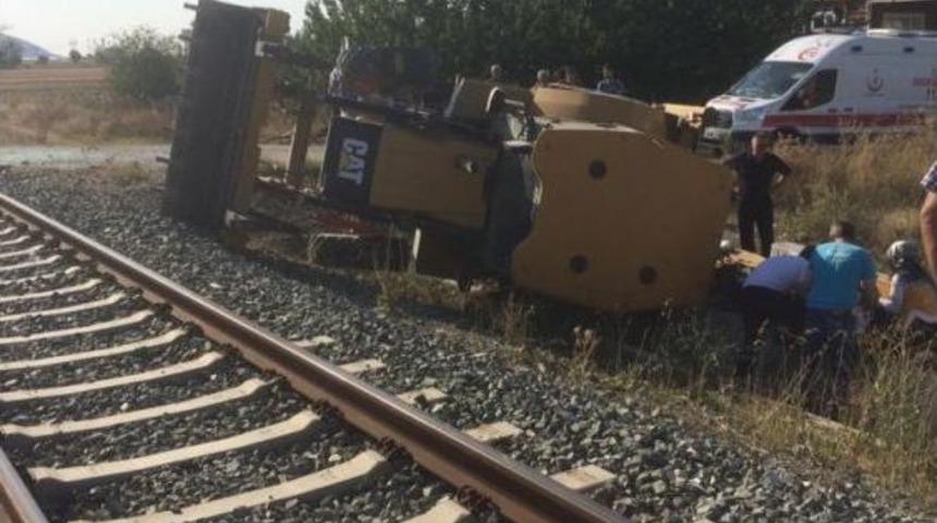 Tren Hemzemin Ge&ccedil;itte İş Makinesine &Ccedil;arptı