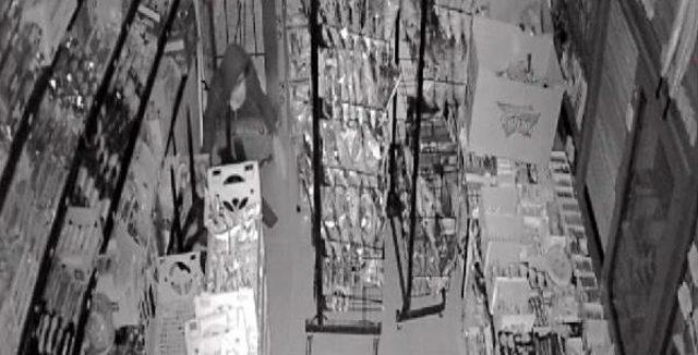 Hırsızlar &Ouml;nce Kameraya Sonra Polise Yakaladı 1