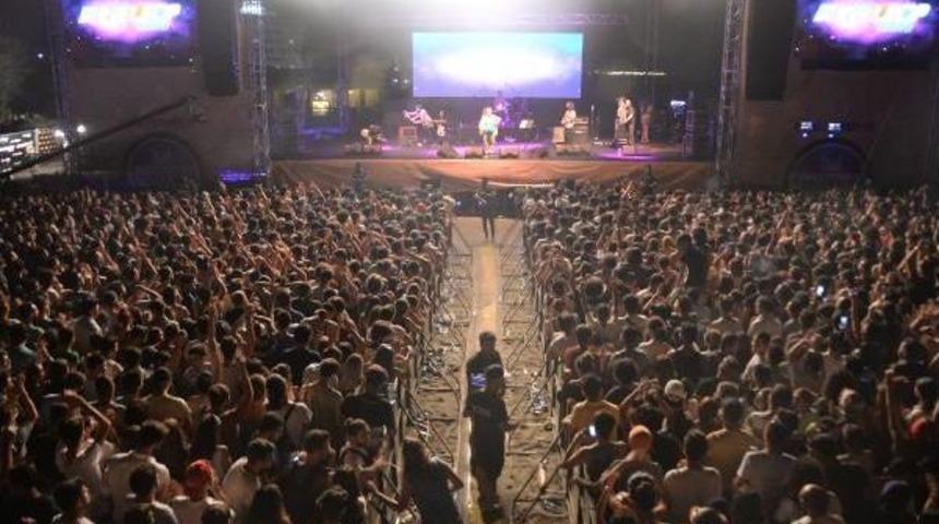 Milyonfest'in Ilk G&uuml;n&uuml;nde Yıldızlar Sahne Aldı